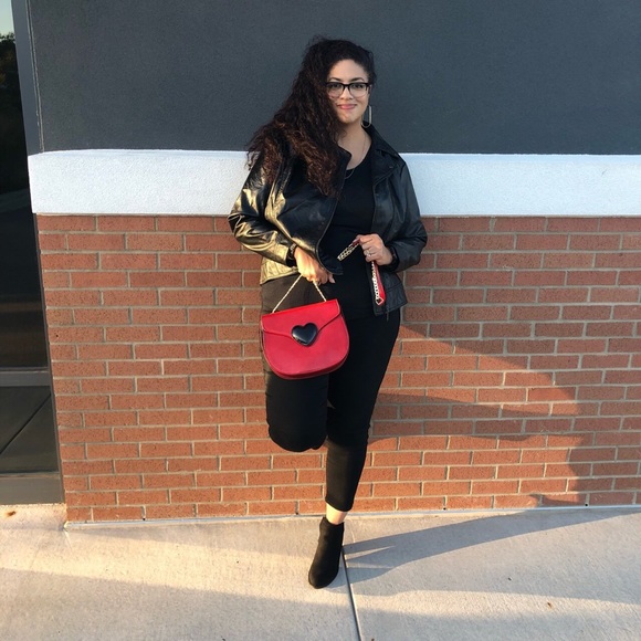 Adorable Shoulder Bag With Heart Shaped Design - Picture 6 of 8